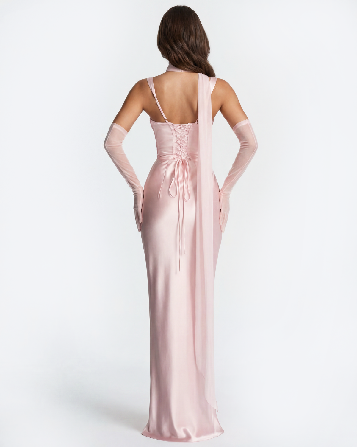 Robe longue satinée à encolure carrée