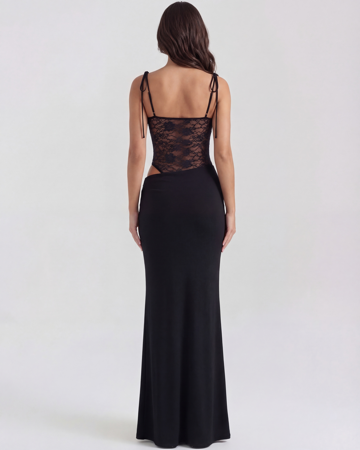 Robe longue en dentelle à fines bretelles