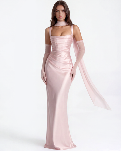 Robe longue satinée à encolure carrée