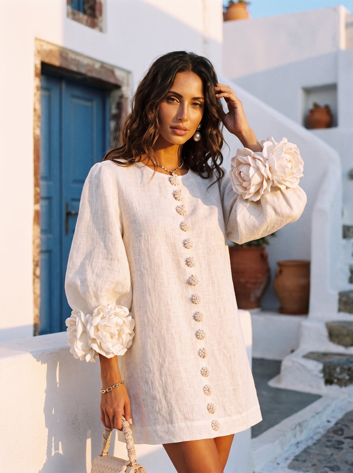 Vestido Mini Blanco con Botones de Flores y Mangas de Flores Extravagantes