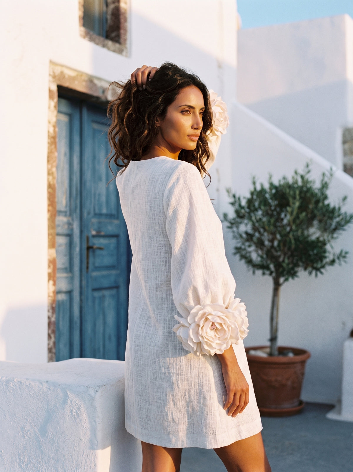 Vestido Mini Blanco con Botones de Flores y Mangas de Flores Extravagantes