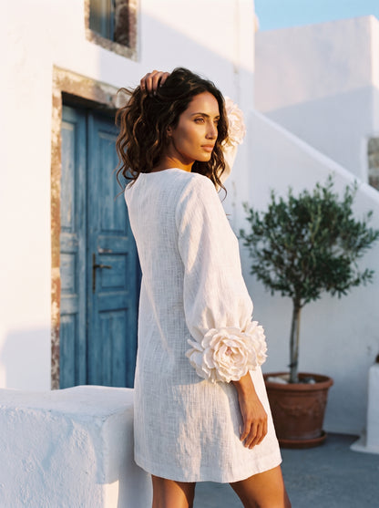 Vestido Mini Blanco con Botones de Flores y Mangas de Flores Extravagantes
