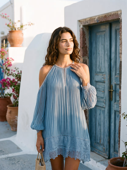 Celeste | Mini vestido azul con hombros descubiertos, fruncido y dobladillo de encaje