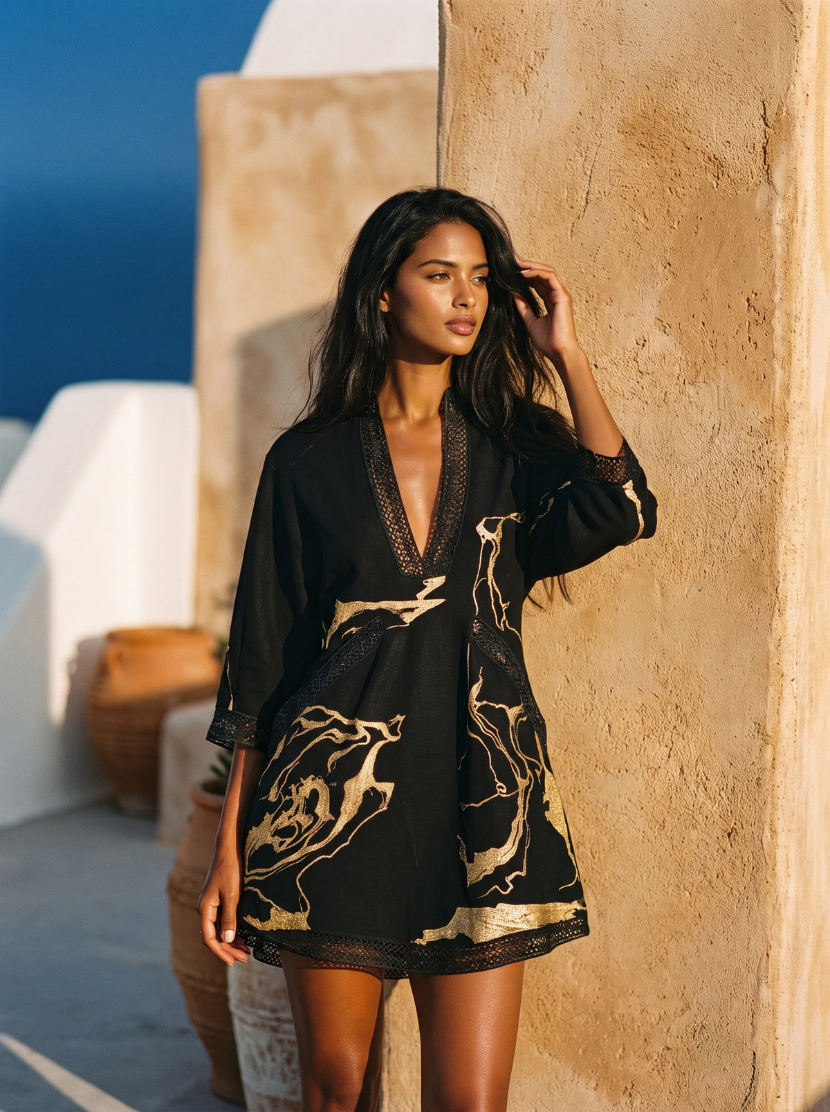 Donatella | Mini vestido negro con estampado de mármol dorado y encaje de ganchillo