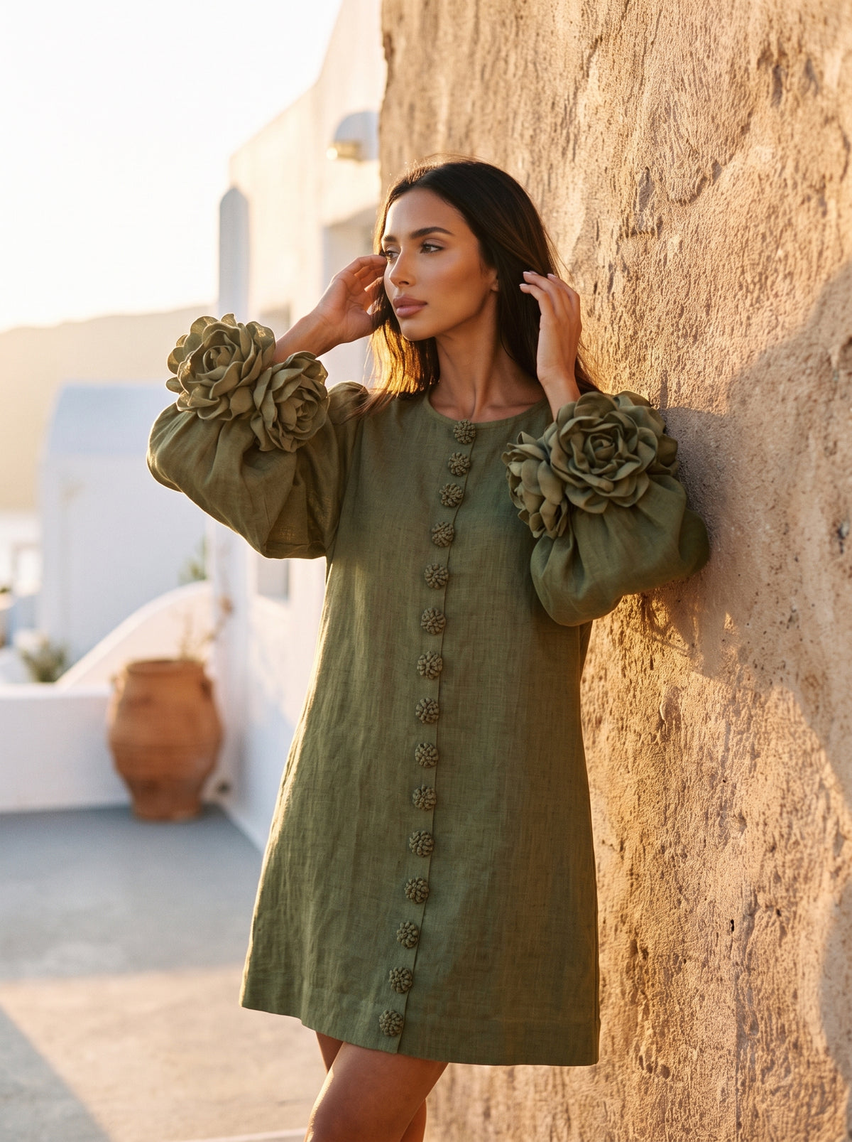 Vestido Mini de Camisa Floral Verde Oliva con Puños Florales Exuberantes