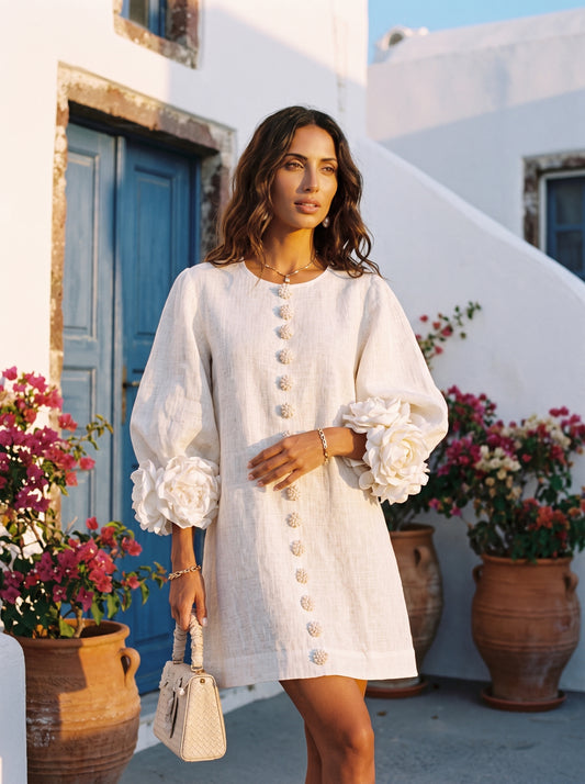 Vestido Mini Blanco con Botones de Flores y Mangas de Flores Extravagantes