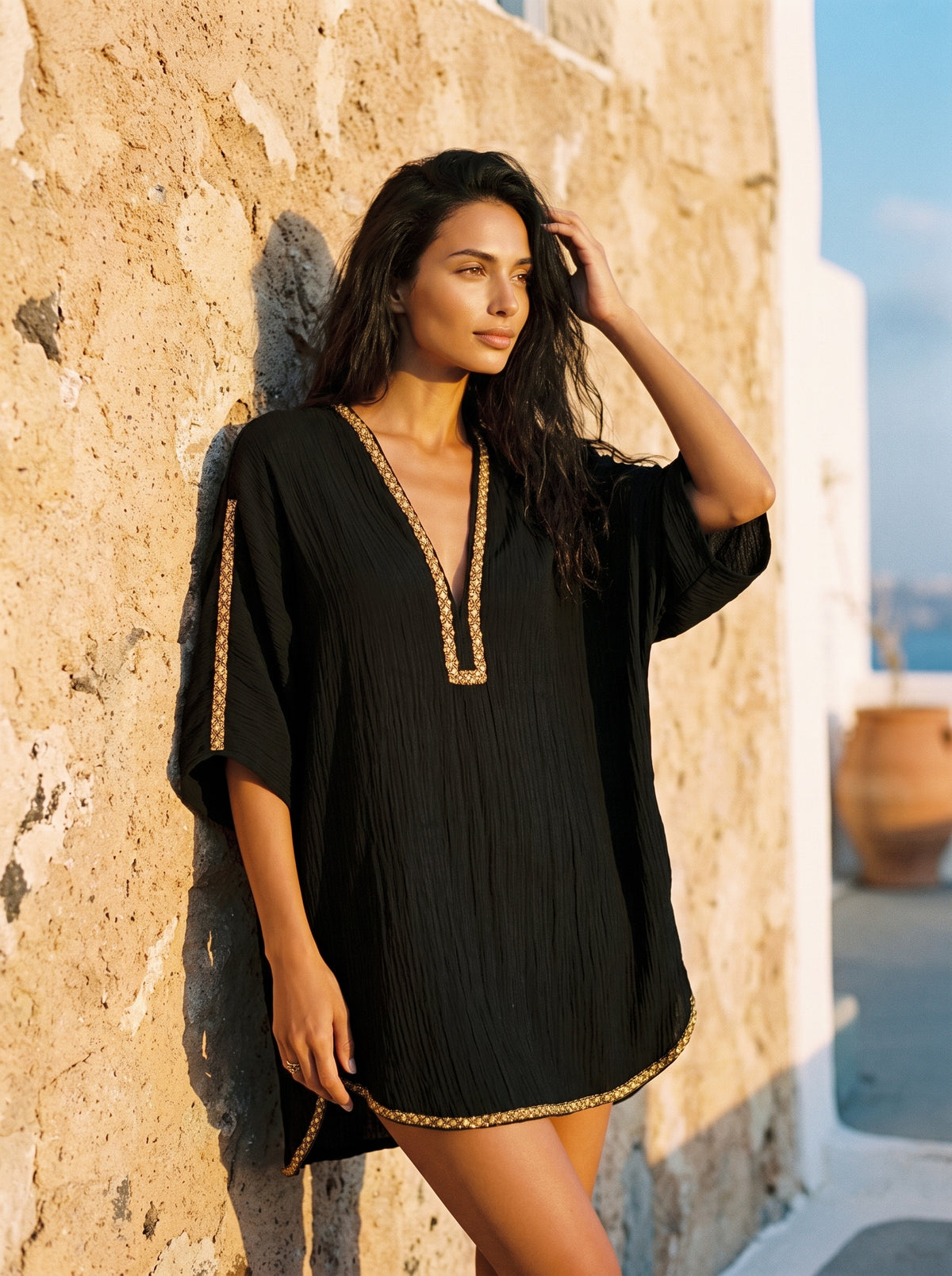 Mirella | Vestido corto negro con escote en V profundo