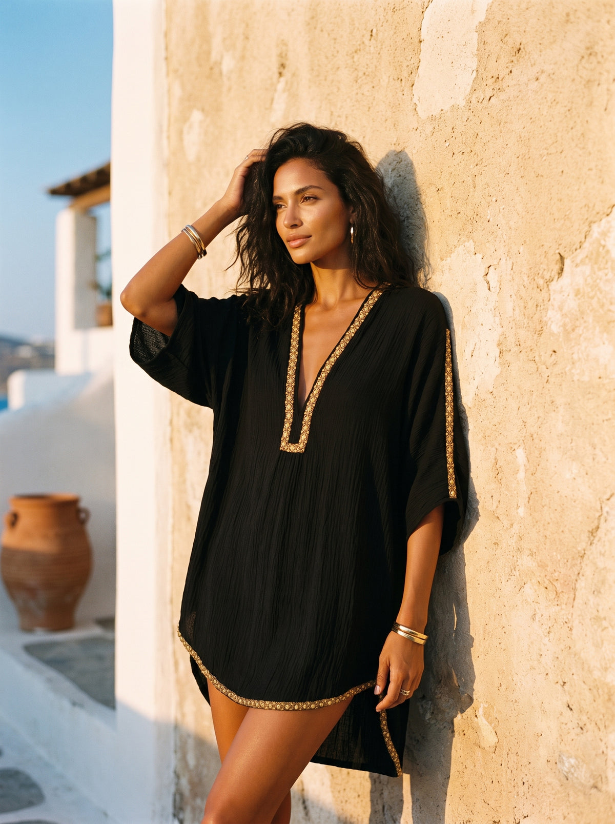 Mirella | Vestido corto negro con escote en V profundo