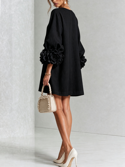 Vestido Mini Blanco con Botones de Flores y Mangas de Flores Extravagantes
