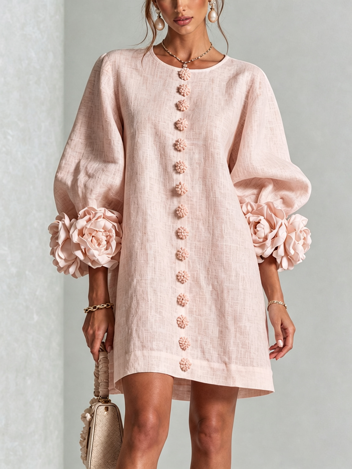 Vestido Mini Blanco con Botones de Flores y Mangas de Flores Extravagantes