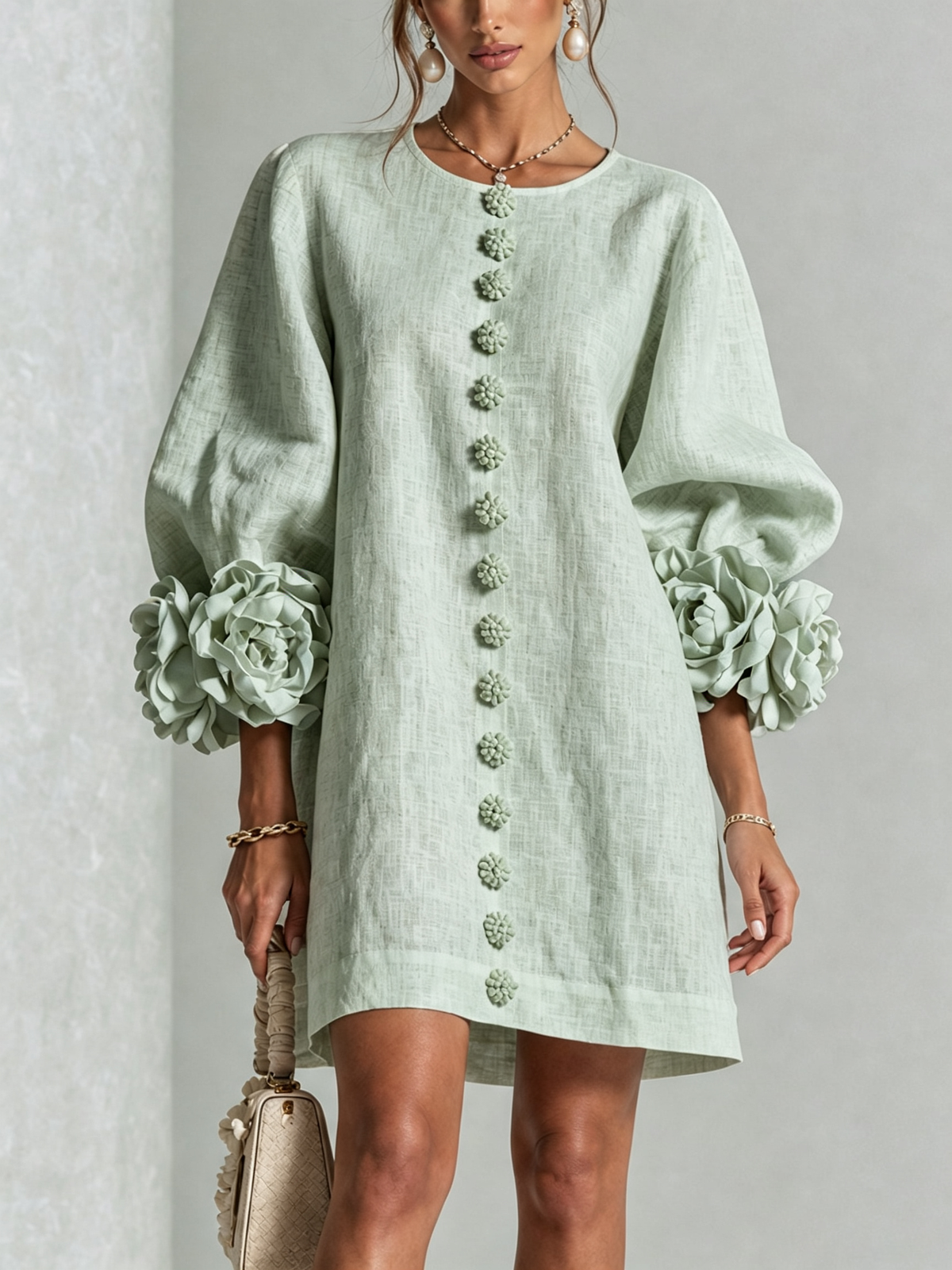 Vestido Mini Blanco con Botones de Flores y Mangas de Flores Extravagantes