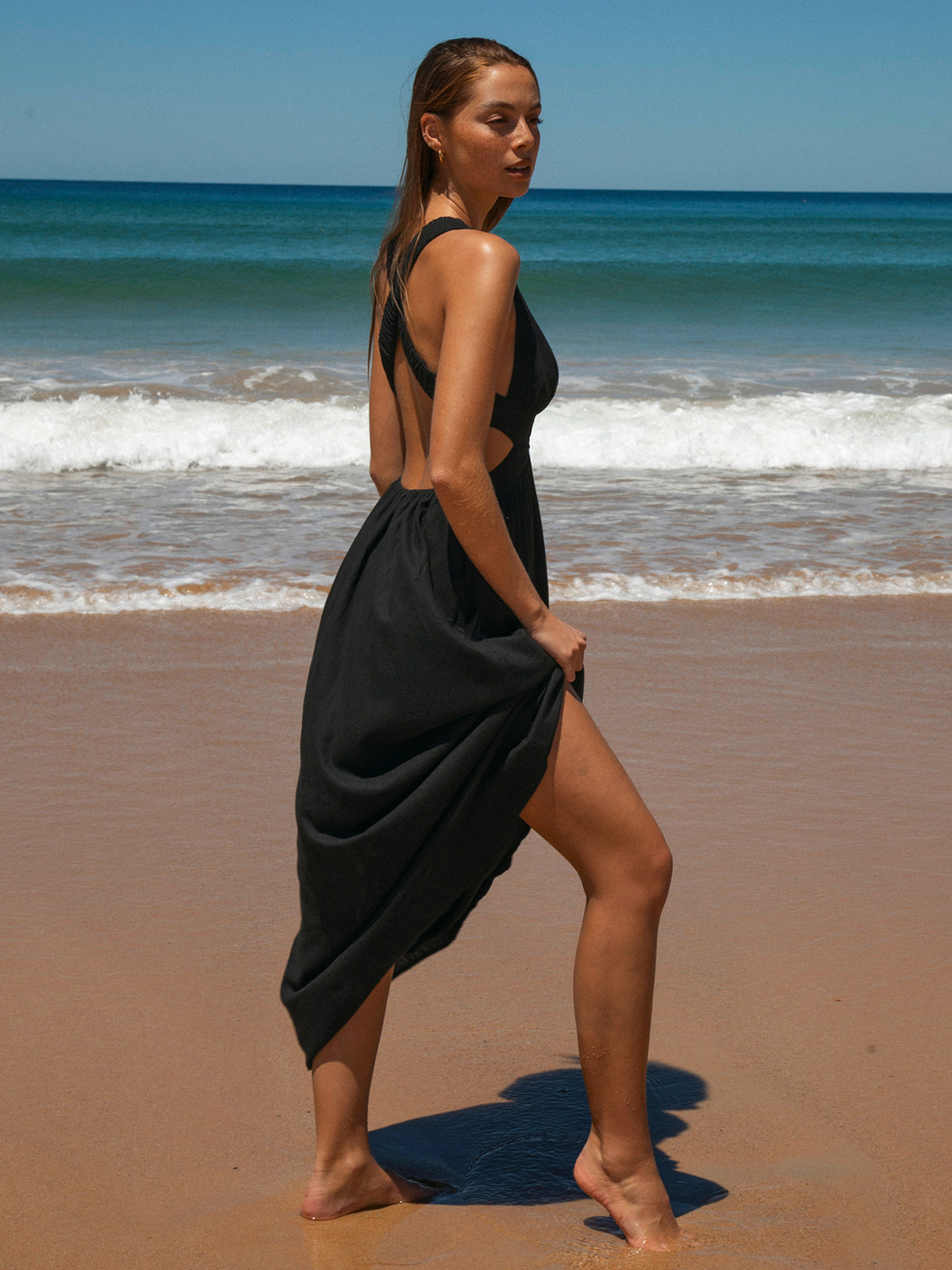 Robe de plage plissée noire à col en V