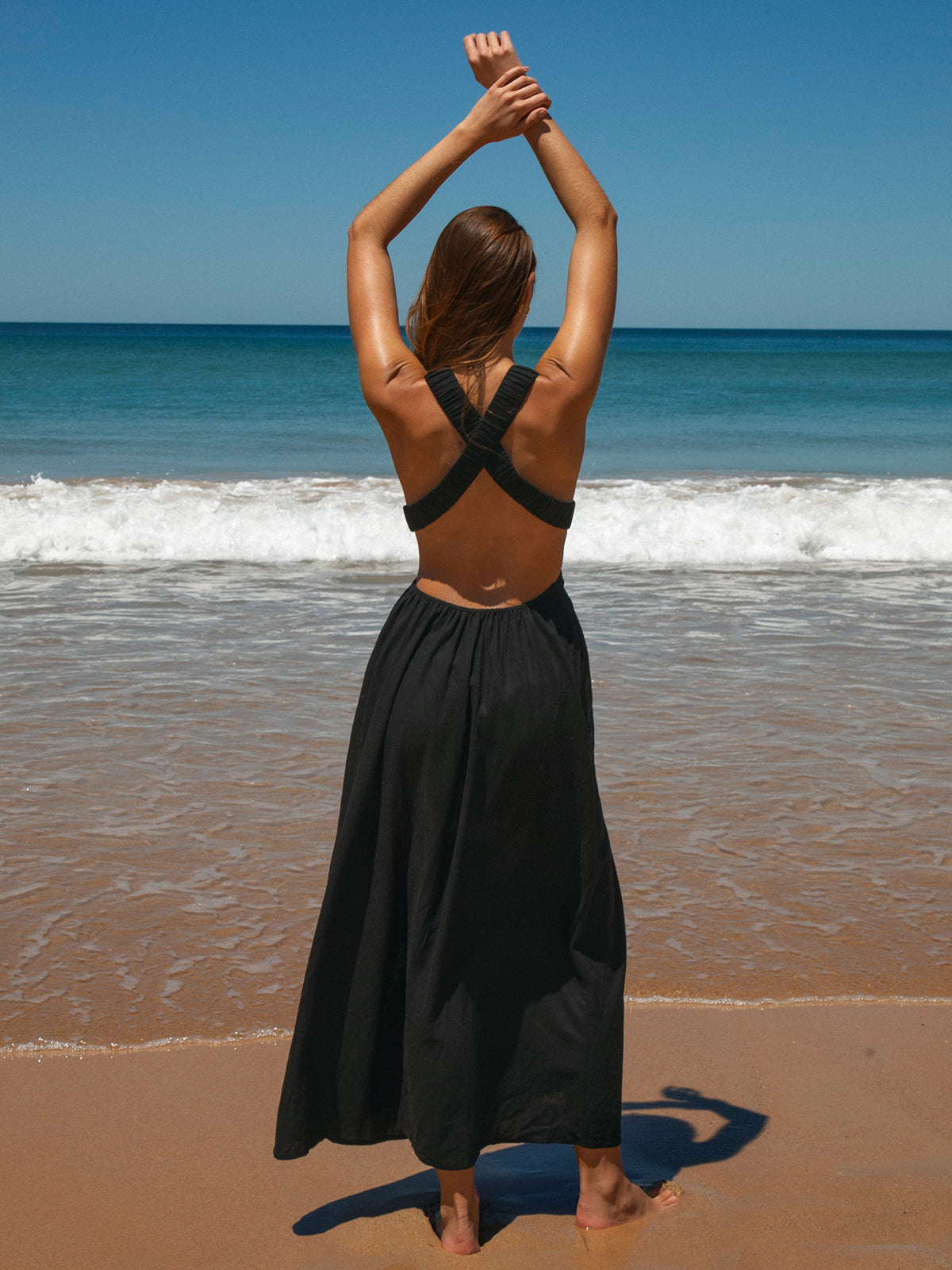 Robe de plage plissée noire à col en V