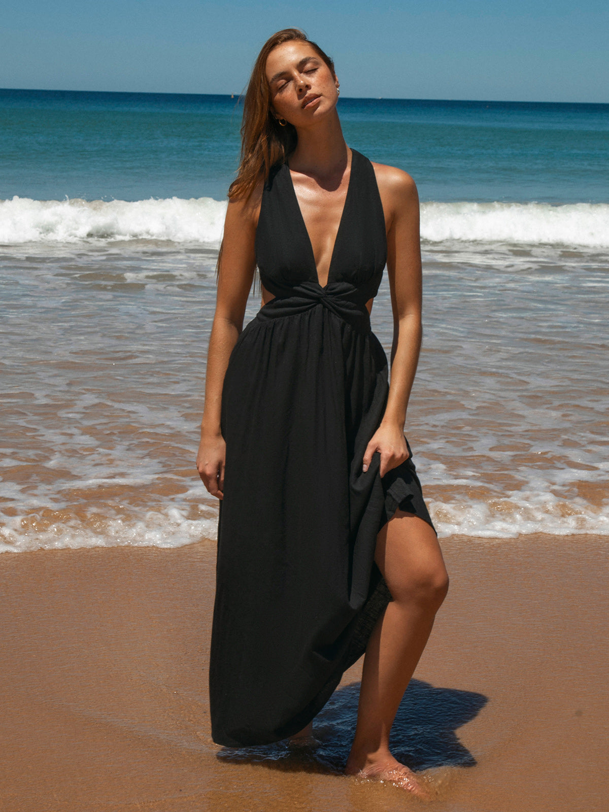 Robe de plage plissée noire à col en V
