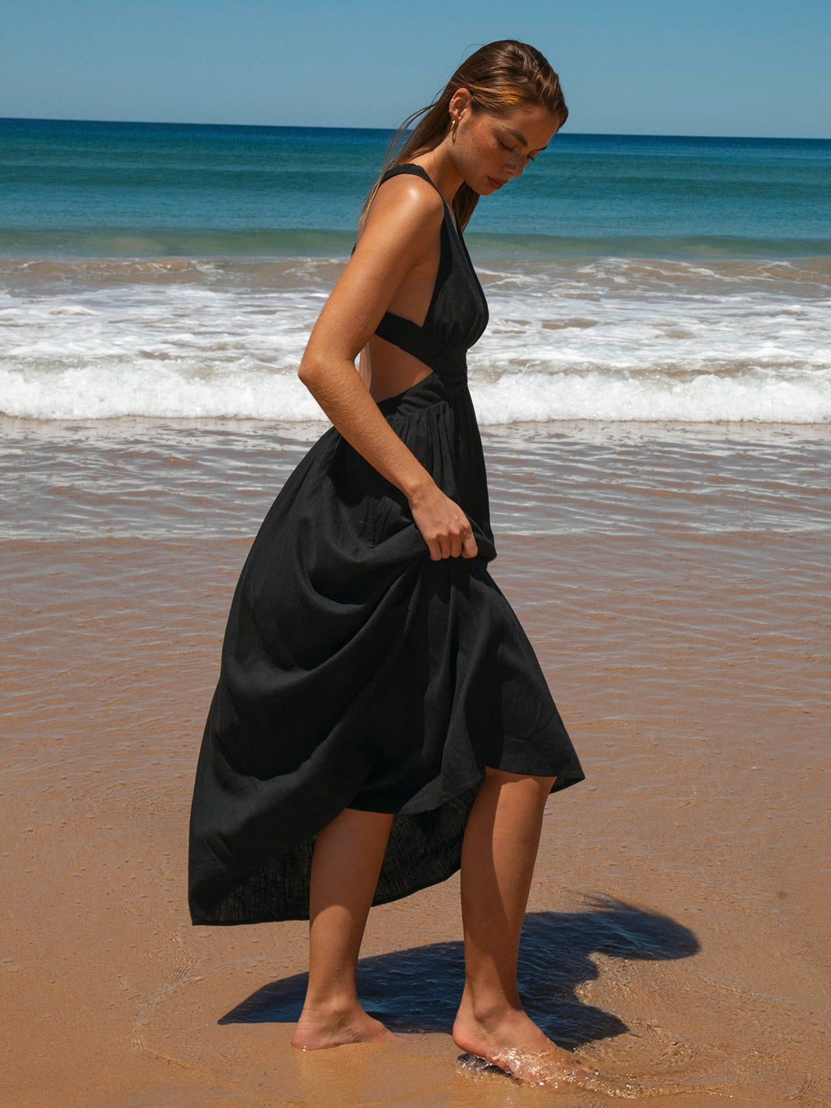 Robe de plage plissée noire à col en V