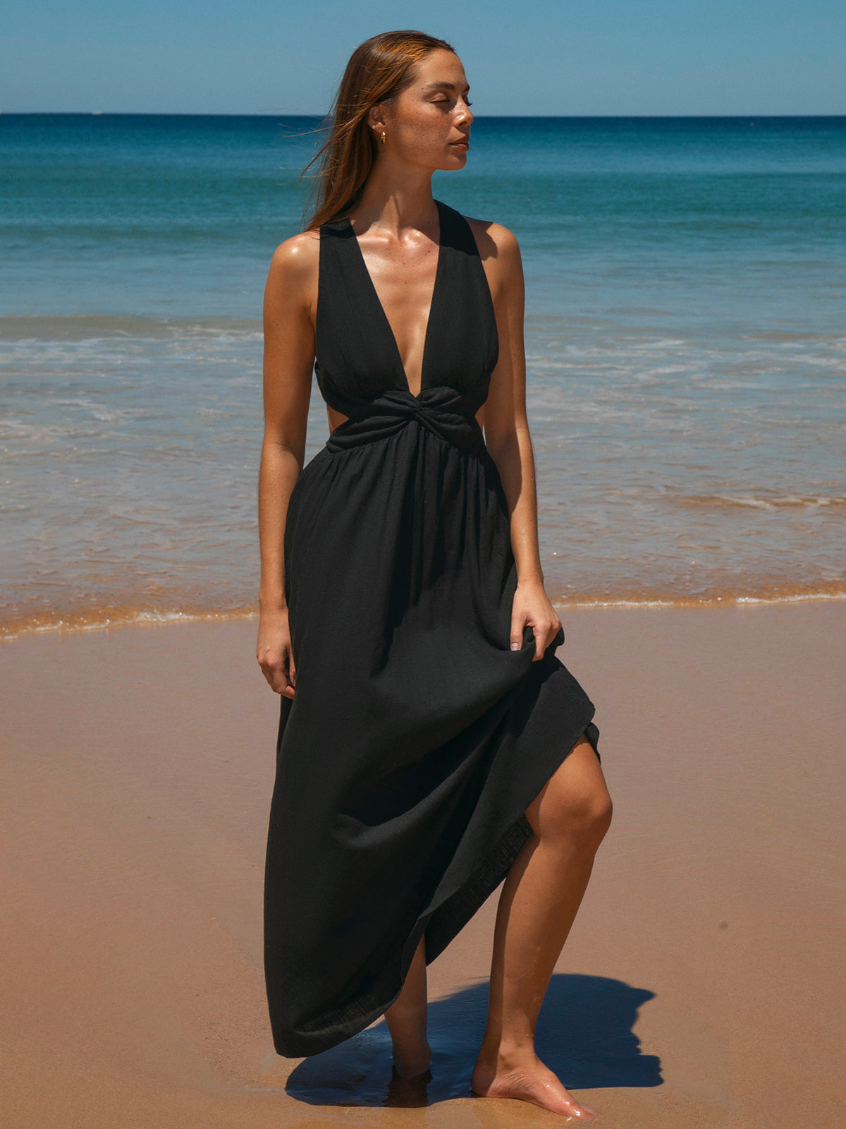 Robe de plage plissée noire à col en V